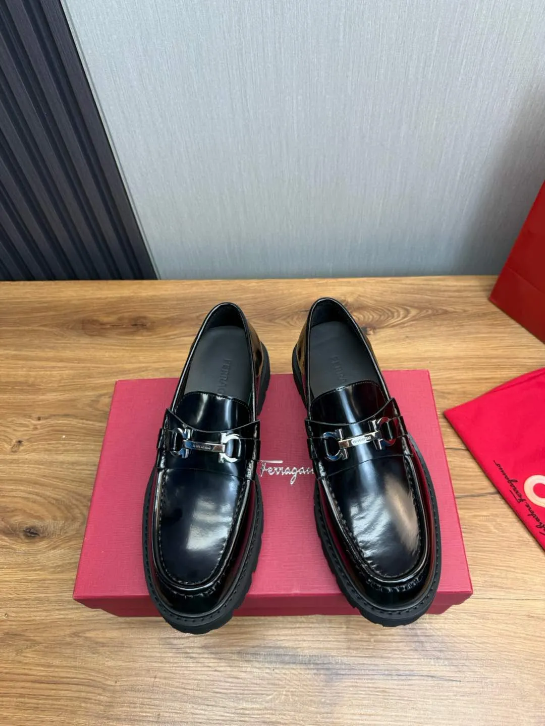 Men's shoes 💰880💰 Ferragamo. [Ferragamo] men's thick-soled loafers, the latest hot style, 1:1 original purchase quality, top quality, imported open-edge beaded cowhide leather on the upper, hand-made three-dimensional stitching highlights the round toe design, the inner foot pads are all imported cowhide, with original lightweight foam outsole, matching code 39-44, (38, 45 custom-made, non-refundable)